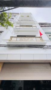 Bán tòa CCMN Tân Mai 90m x 8 tầng thang máy, Doanh thu trên 1 Tỷ/ năm. Ô tô kinh doanh DT. Giá hơn 21 tỷ